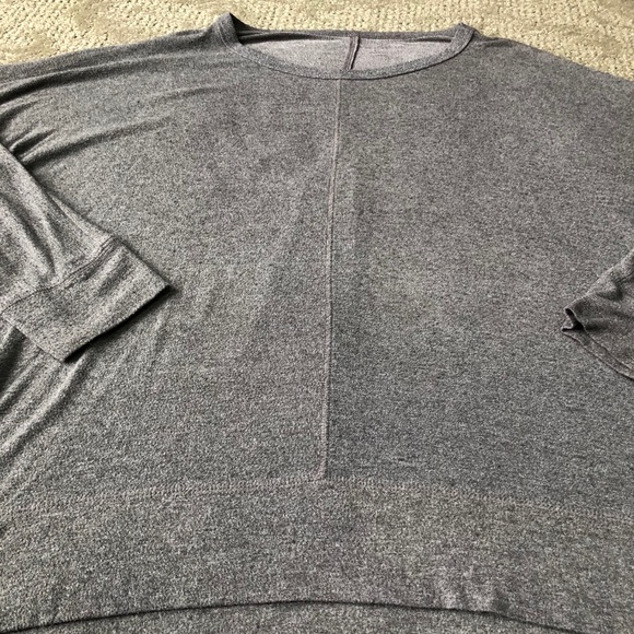 EUC Women’s Francesca’s Collections Oversized Long Sleeve Top size Medium - Picture 7 of 8